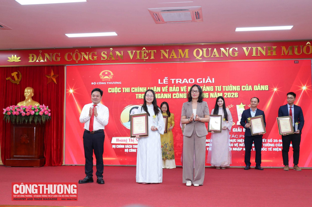 Ban Tổ chức trao giải cho tác giả đoạt giải Chuyên đề