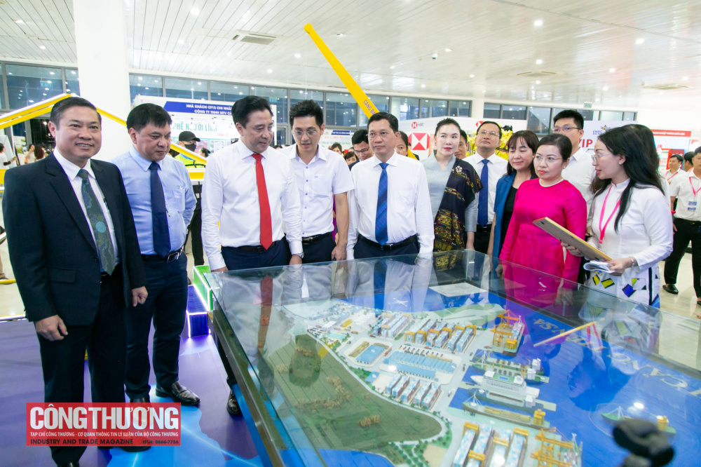 Các đại biểu tham quan gian hàng tại Hội chợ