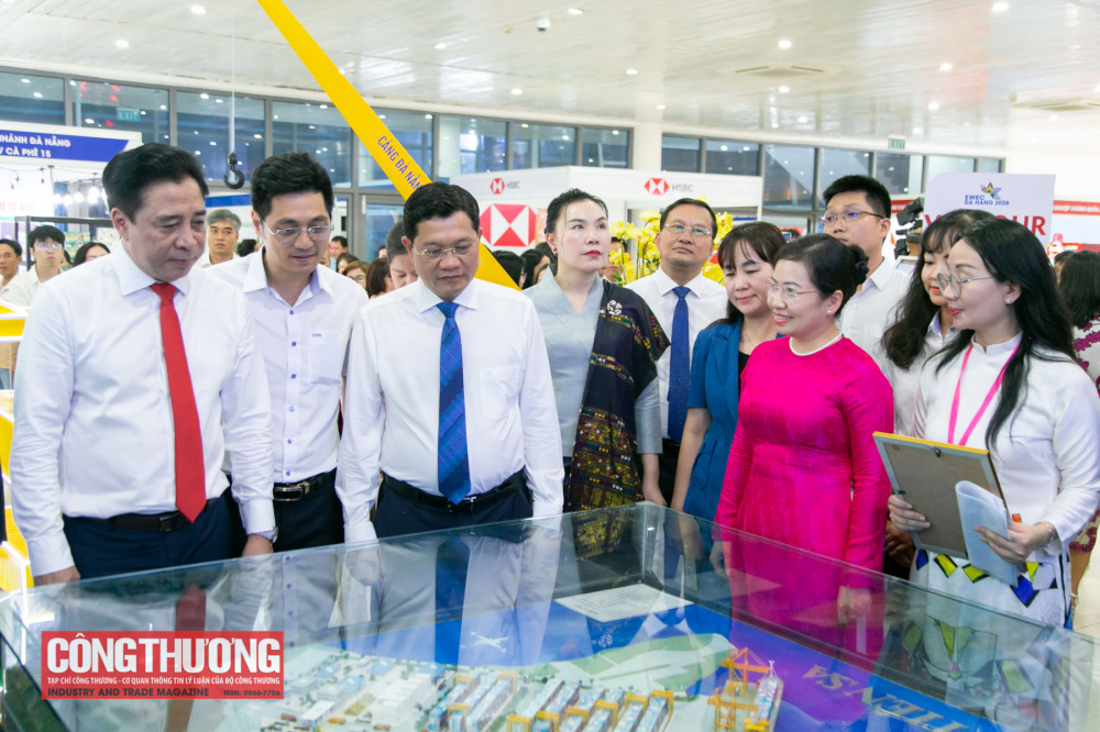 Các đại biểu chụp ảnh lưu niệm tại Hội chợ