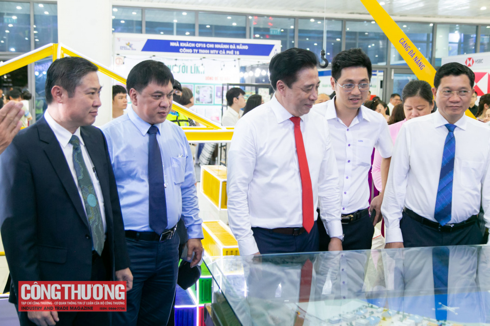 Các đại biểu chụp ảnh lưu niệm tại Hội chợ