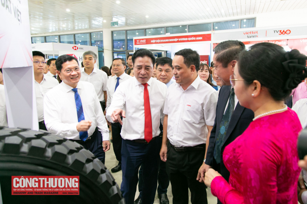 Các đại biểu tham quan gian trưng bày