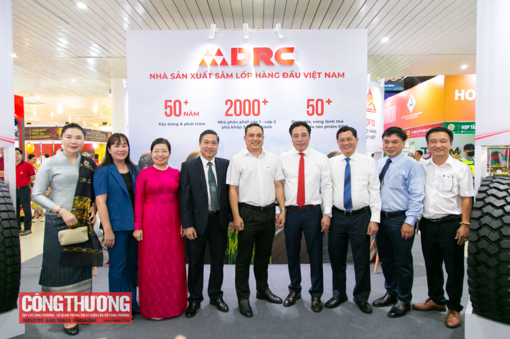 Các đại biểu tham quan gian trưng bày