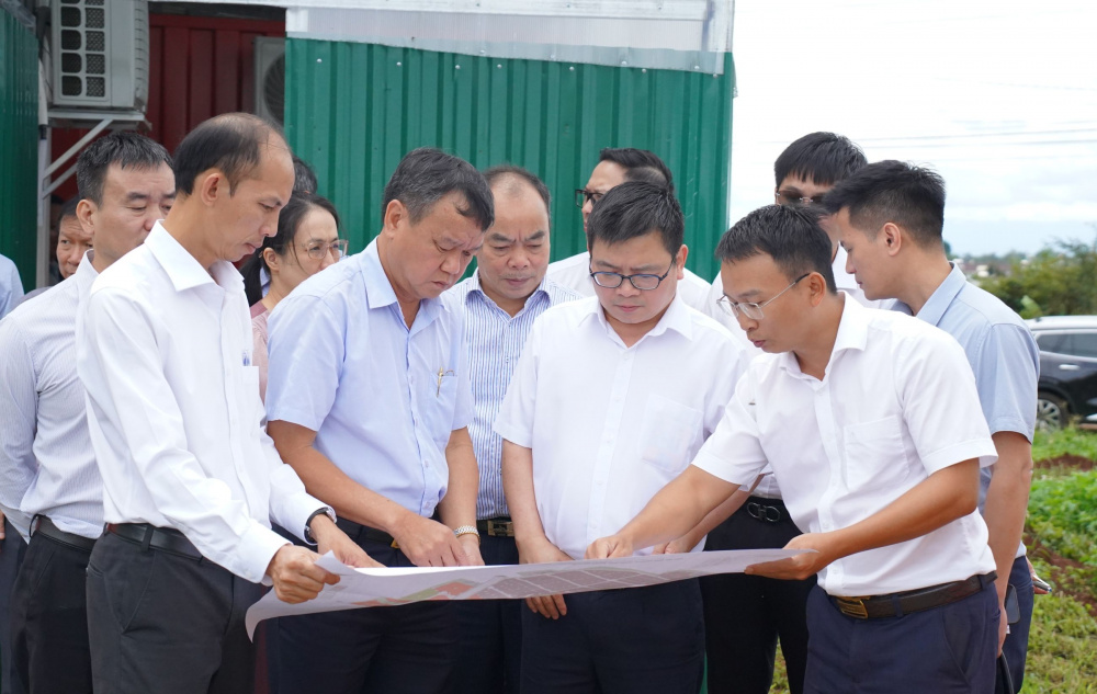 Đoàn công tác kiểm tra thực địa tiến độ triển khai xây dựng Dự án Đầu tư xây dựng và kinh doanh kết cấu hạ tầng Khu công nghiệp Phú Xuân.