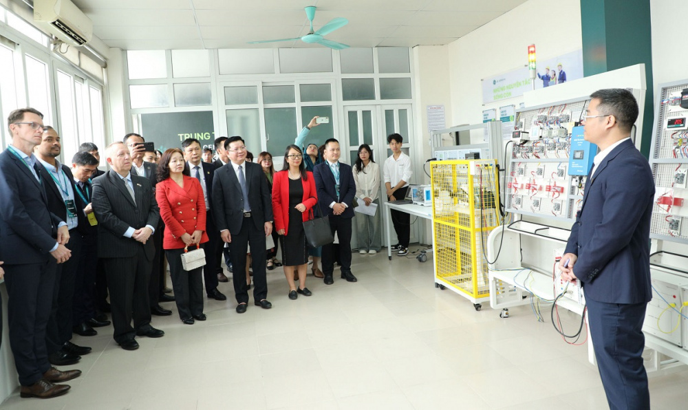 Các đại biểu tham quan Trung tâm đào tạo xuất sắc về điện gió