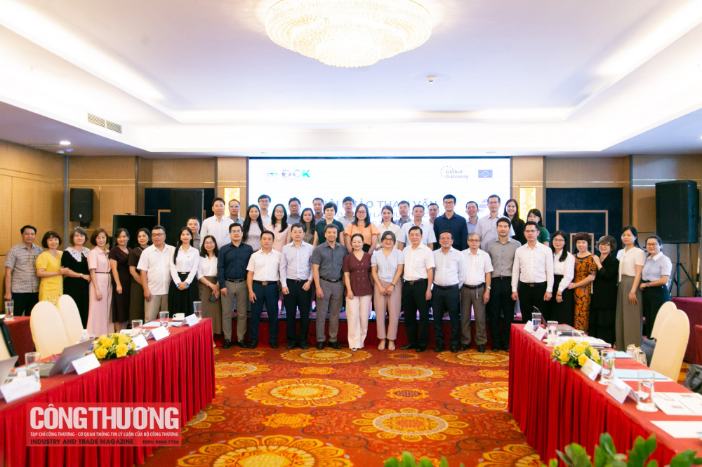 Các đại biểu chụp ảnh lưu niệm tại Hội thảo
