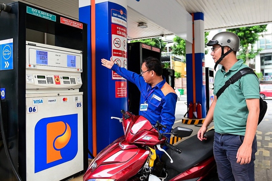Tại Kỳ điều hành giá xăng dầu ngày 13/8/2026, giá xăng dầu tiếp tục giảm từ 205 - 493 đồng/lít, qua đó đưa xăng E10 lùi về mức 22.119 đồng/lít.