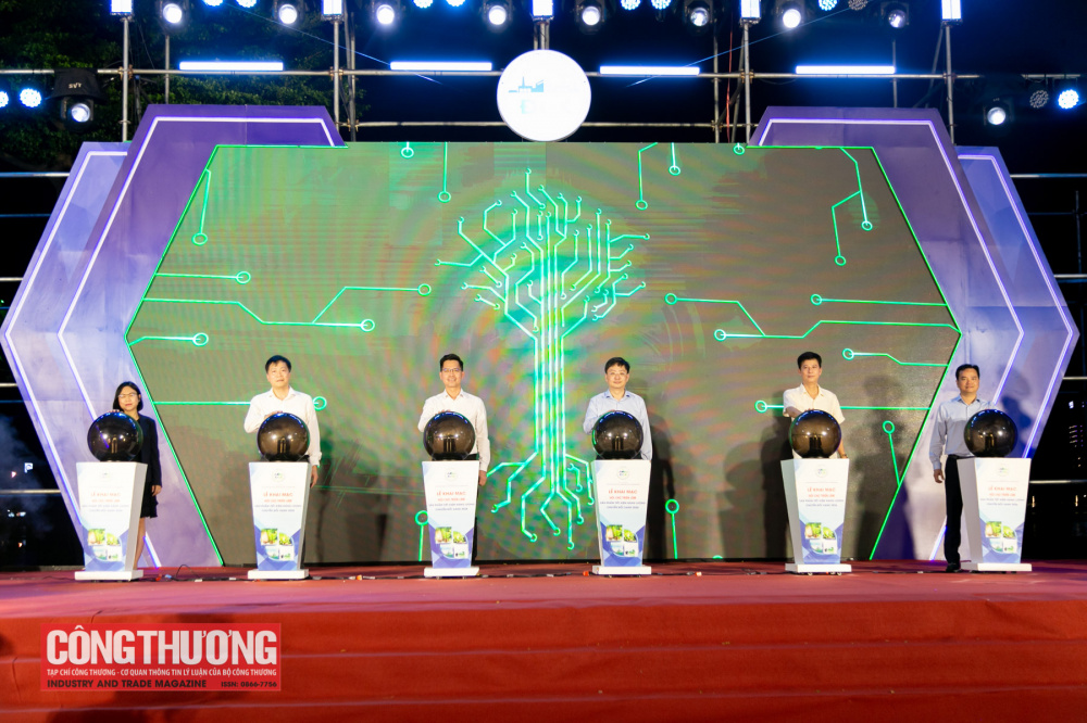 Các đại biểu thực hiện nghi thức khai mạc Hội chợ