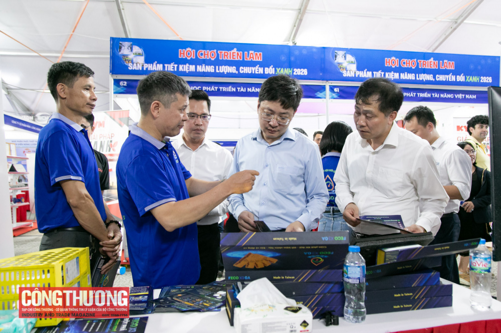 Các đại biểu tham quan gian hàng tại Hội nghị