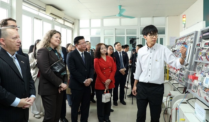 Kỹ sư giới thiệu về Trung tâm đào tạo xuất sắc về điện gió. (Ảnh: ĐL)
