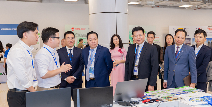 Đại diện nhà trường trao đổi tại hội thảo khoa học quốc tế về môi trường và kỹ thuật điện châu Á năm 2025. (Ảnh: ĐL)