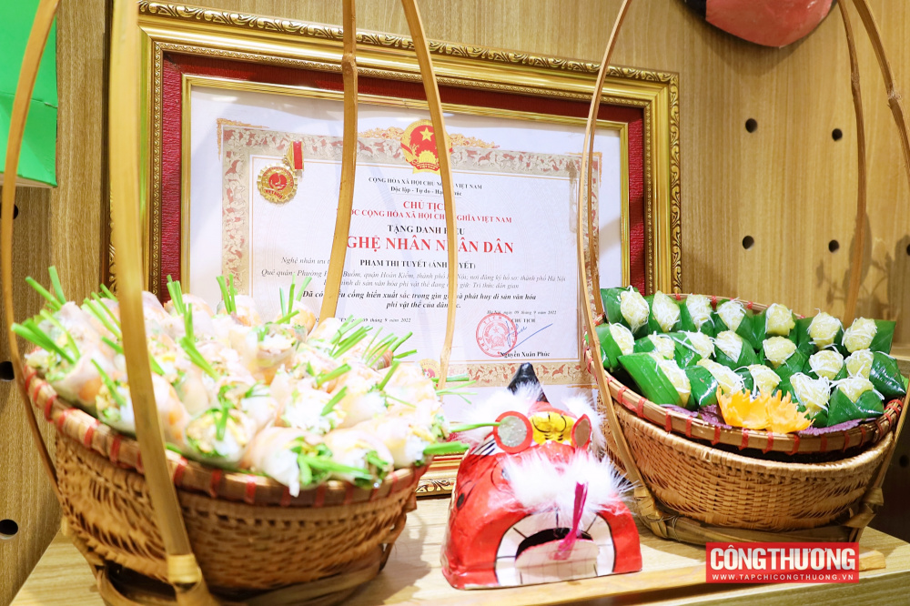 Nhiều sản phẩm đặc trưng mang dấu ấn truyền thống được trưng bày, bán trực tiếp tại chương trình Sức sống hàng Việt số 11