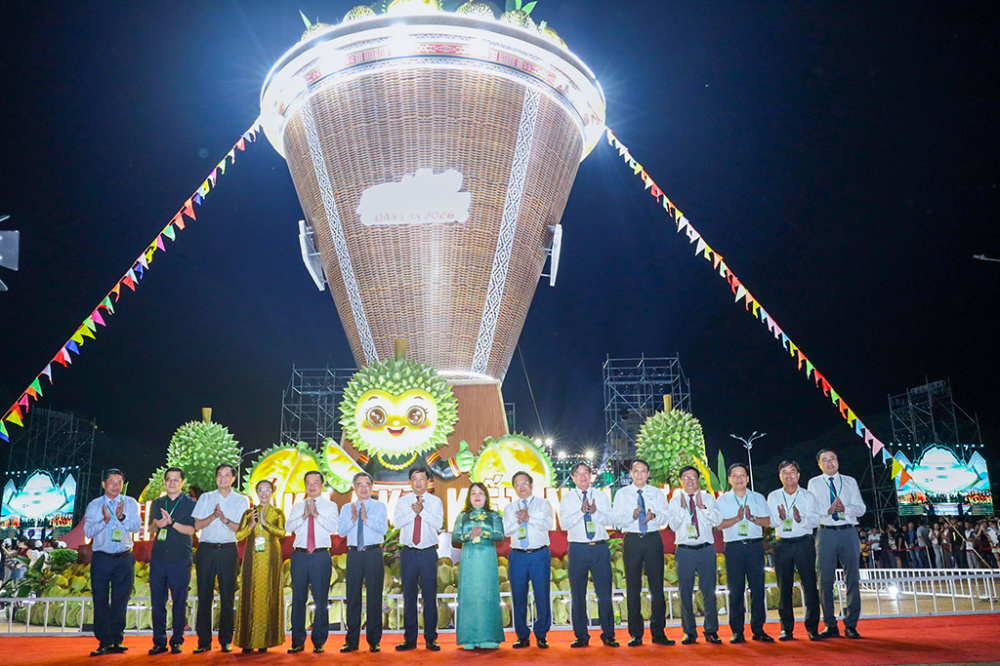 Các đại biểu chụp hình lưu niệm tại “Mô hình Chiếc gùi sầu riêng lớn nhất Việt Nam”