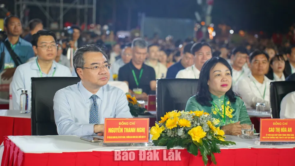 Các đại biểu tham dự buổi lễ.