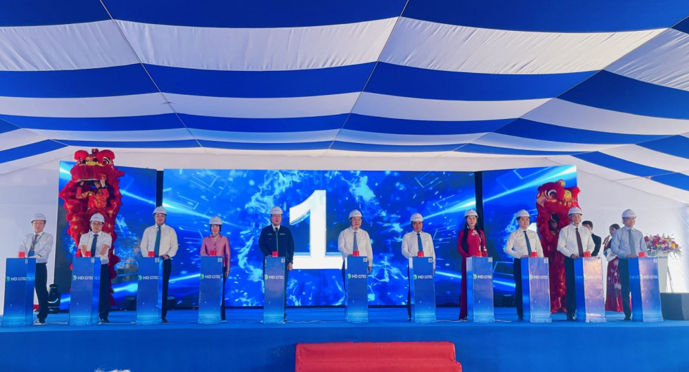 Phó Thủ tướng Thường trực Phạm Gia Túc cùng lãnh đạo các bộ, ngành, tỉnh Quảng Ngãi và nhà đầu tư thực hiện nghi thức khởi công dự án Nhà máy sản xuất bồn chứa độc lập thân thiện với môi trường.