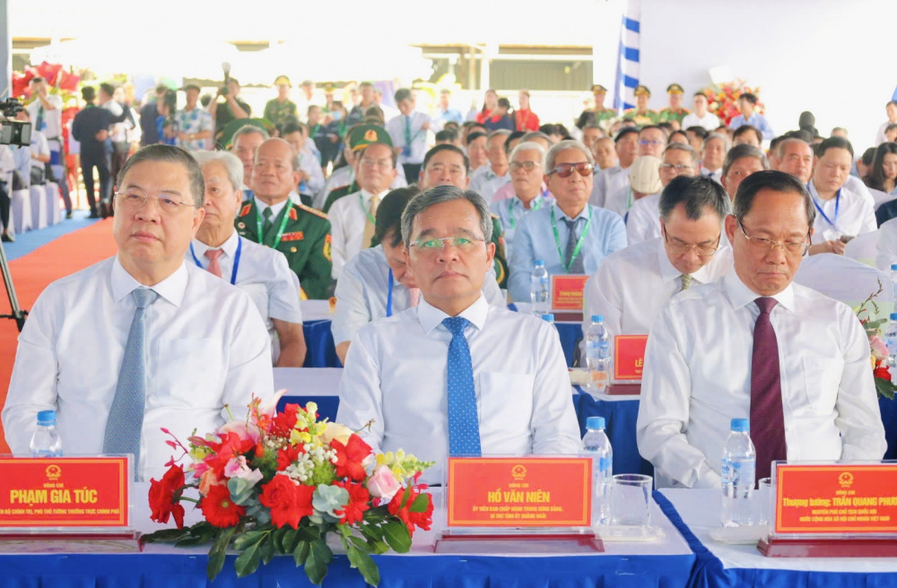 Phó Thủ tướng Thường trực Chính phủ Phạm Gia Túc, cùng các đại biểu tham dự lễ
