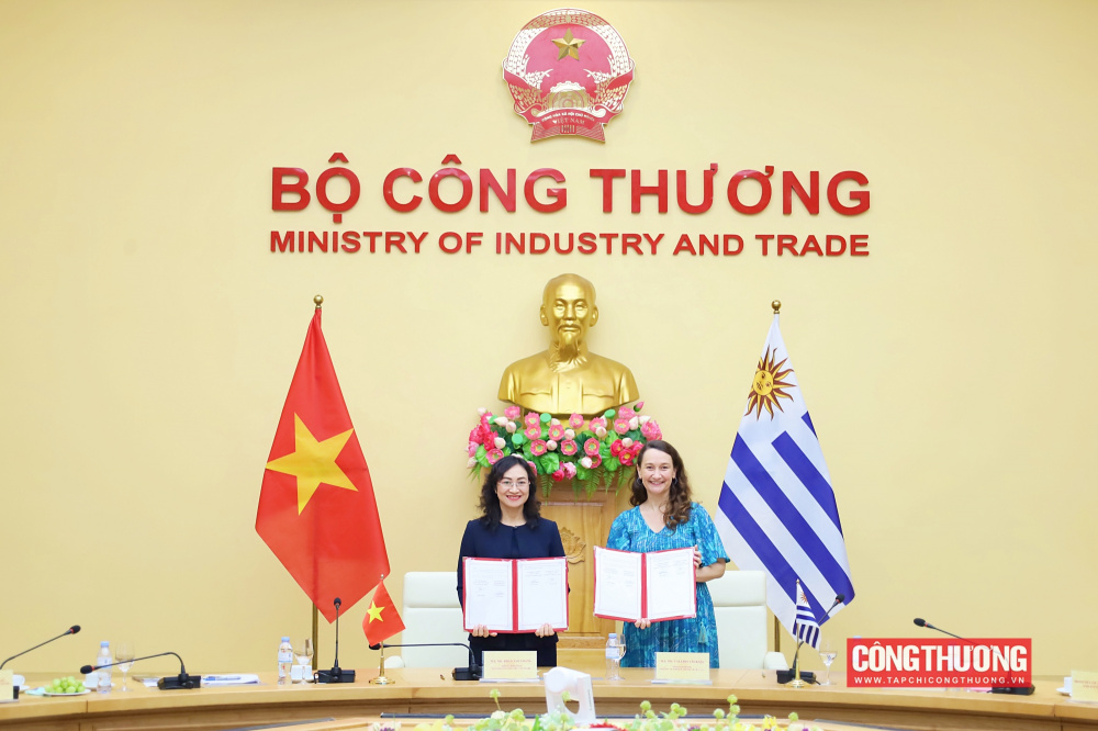 Các đại biểu Việt Nam và Uruguay chụp ảnh chung tại Kỳ họp lần IV Ủy ban Hỗn hợp về Hợp tác kinh tế, thương mại và đầu tư Việt Nam - Uruguay