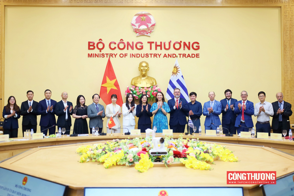 Các đại biểu Việt Nam và Uruguay chụp ảnh chung tại Kỳ họp lần IV Ủy ban Hỗn hợp về Hợp tác kinh tế, thương mại và đầu tư Việt Nam - Uruguay