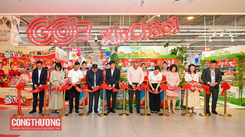 Các đại biểu thực hiện nghi lễ cắt băng khánh thành Lễ hội “Tự hào đặc sản Việt” 2026