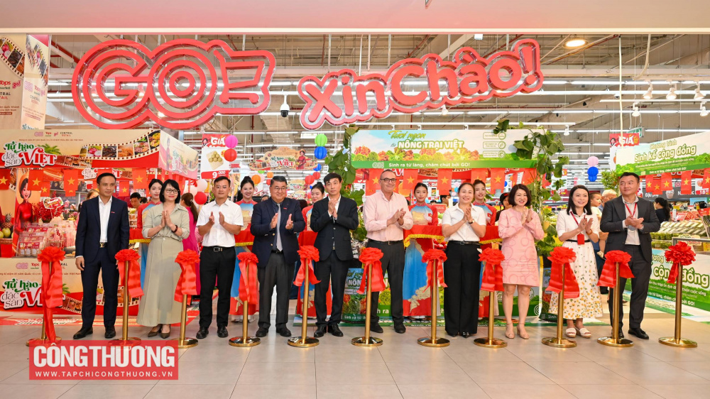 Các đại biểu thực hiện nghi lễ cắt băng khánh thành Lễ hội “Tự hào đặc sản Việt” 2026