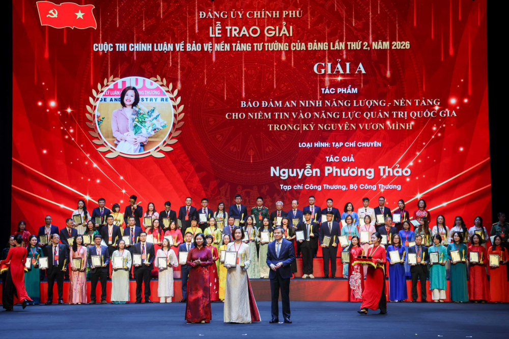 Tạp chí Công Thương vinh dự nhận giải A cho tác phẩm “Bảo đảm an ninh năng lượng - nền tảng cho niềm tin vào năng lực quản trị quốc gia trong kỷ nguyên vươn mình” của tác giả Nguyễn Phương Thảo - Ảnh: Phương Nguyên