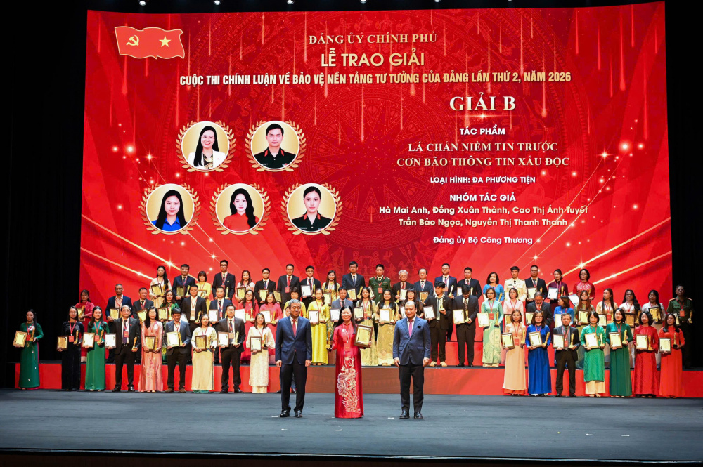 Đồng chí Ngô Đông Hải, Ủy viên Ban Chấp hành Trung ương Đảng, Phó Trưởng Ban Tuyên giáo Trung ương, Ủy viên Thường trực Ban Chỉ đạo 35 Trung ương và đồng chí Lê Hải Bình, Ủy viên Ban Chấp hành Trung ương Đảng, Phó Giám đốc Thường trực Học viện Chính trị quốc gia Hồ Chí Minh trao giải B của Cuộc thi - Ảnh: Huyền My