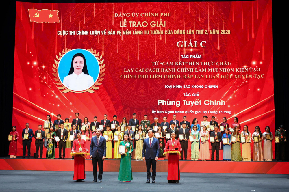 Đồng chí Ngô Văn Tuấn, Ủy viên Ban Chấp hành Trung ương Đảng, Ủy viên Ban Chấp hành Đảng bộ Chính phủ, Bí thư Đảng ủy, Bộ trưởng Bộ Tài chính và đồng chí Lại Xuân Lâm, Phó Bí thư Đảng ủy Chính phủ, Thành viên Ban Chỉ đạo 35 Trung ương, Phó Trưởng Ban Thường trực Ban Chỉ đạo 35 Đảng ủy Chính phủ, Trưởng Ban Tổ chức Cuộc thi trao giải C của Cuộc thi - Ảnh: Huyền My
