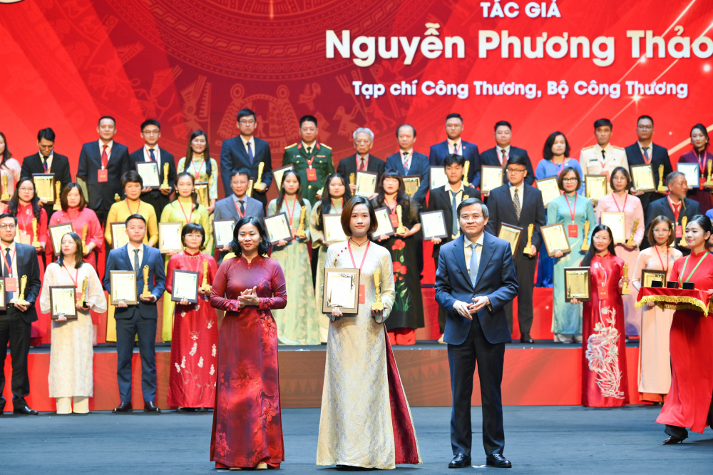 Tác giả Nguyễn Phương Thảo - Phó Trưởng Ban Phóng viên, Tạp chí Công Thương với tác phẩm “Bảo đảm an ninh năng lượng - Nền tảng cho niềm tin vào năng lực quản trị quốc gia trong kỷ nguyên vươn mình”.