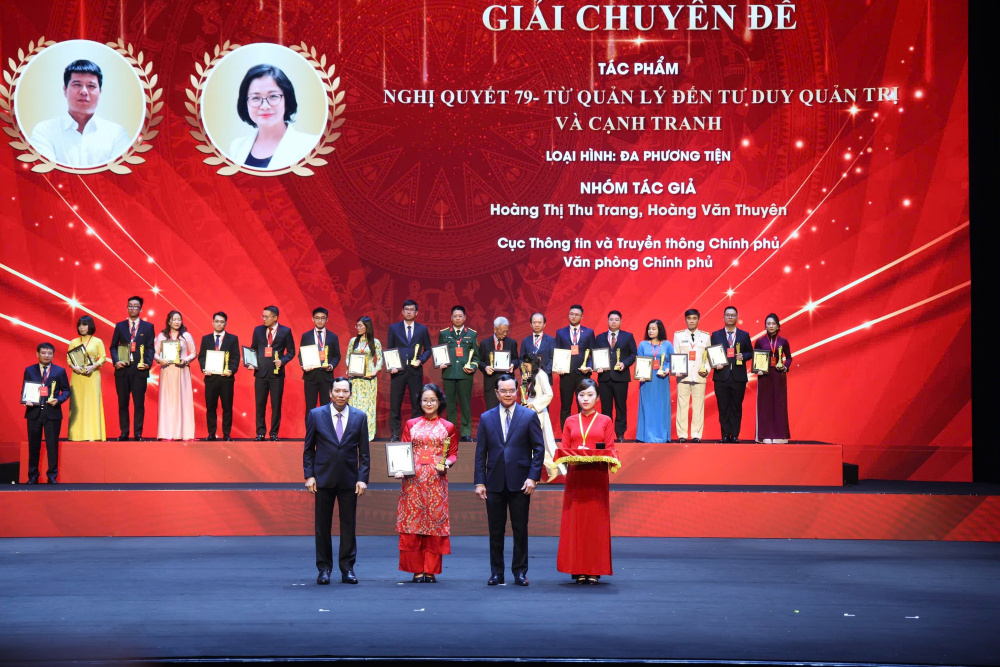 Đồng chí Nguyễn Đình Khang, Ủy viên Ban Chấp hành Trung ương Đảng, Ủy viên Ban Chấp hành Đảng bộ Chính phủ, Bí thư Đảng ủy, Bộ trưởng Bộ Dân tộc và Tôn giáo và Thượng tướng Lê Văn Tuyến, Ủy viên Ban Chấp hành Trung ương Đảng, Thứ trưởng Bộ Công an trao giải Chuyên đề của Cuộc thi