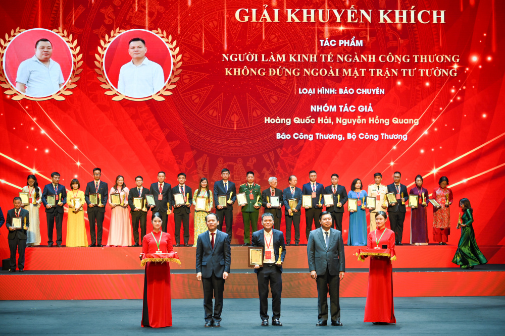 Đồng chí Ngô Văn Tuấn, Ủy viên Ban Chấp hành Trung ương Đảng, Ủy viên Ban Chấp hành Đảng bộ Chính phủ, Bí thư Đảng ủy, Bộ trưởng Bộ Tài chính và đồng chí Lại Xuân Lâm, Phó Bí thư Đảng ủy Chính phủ, Thành viên Ban Chỉ đạo 35 Trung ương, Phó Trưởng Ban Thường trực Ban Chỉ đạo 35 Đảng ủy Chính phủ, Trưởng Ban Tổ chức Cuộc thi trao giải C của Cuộc thi - Ảnh: Huyền My