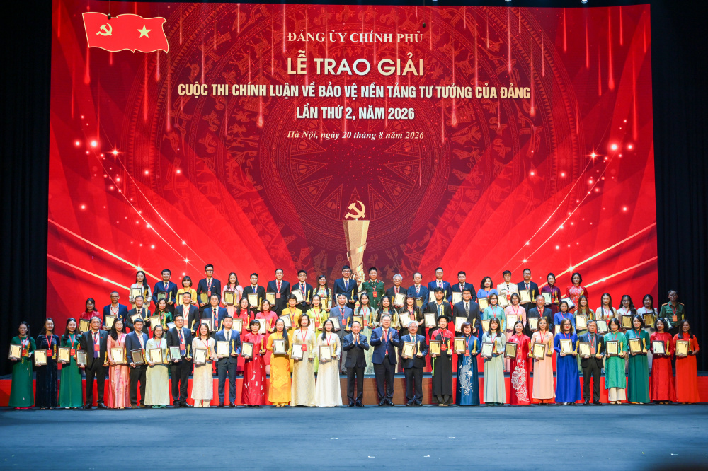 Đồng chí Trịnh Văn Quyết và đồng chí Phạm Gia Túc cùng các cá nhân và tập thể đạt giải của Cuộc thi - Ảnh: Thế Đại