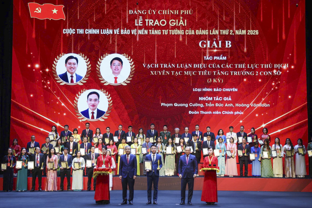 Đồng chí Ngô Đông Hải, Ủy viên Ban Chấp hành Trung ương Đảng, Phó Trưởng Ban Tuyên giáo Trung ương, Ủy viên Thường trực Ban Chỉ đạo 35 Trung ương và đồng chí Lê Hải Bình, Ủy viên Ban Chấp hành Trung ương Đảng, Phó Giám đốc Thường trực Học viện Chính trị quốc gia Hồ Chí Minh trao giải B của Cuộc thi - Ảnh: Phương Nguyên