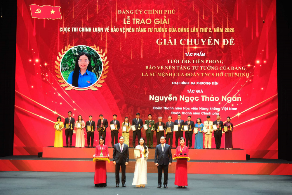 Đồng chí Hoàng Thanh Tùng, Ủy viên Ban Chấp hành Trung ương Đảng, Ủy viên Ban Chấp hành Đảng bộ Chính phủ, Bí thư Đảng ủy, Bộ trưởng Bộ Tư pháp và đồng chí Nguyễn Tiến Hải, Ủy viên Ban Chấp hành Trung ương Đảng, Ủy viên Ban Chấp hành Đảng bộ Chính phủ, Bí thư Đảng ủy, Bộ trưởng Bộ Nội vụ trao giải Khuyến khích của Cuộc thi - Ảnh: Thế Đại
