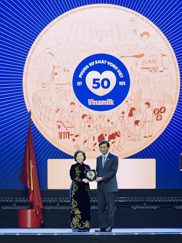 Chủ tịch HĐQT Vinamilk Nguyễn Hạnh Phúc trao Kỷ niệm chương 50 năm cống hiến trọn đời cho Tổng Giám đốc Mai Kiều Liên. Ảnh: Vi Nam
