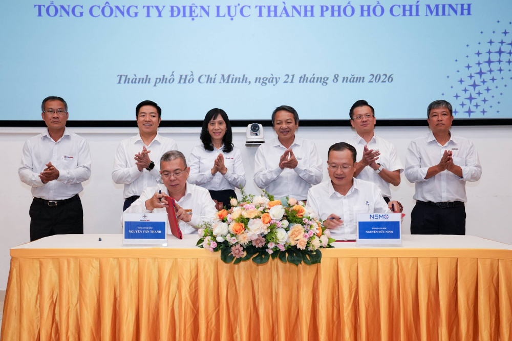 Tổng Giám đốc EVNHCMC Nguyễn Văn Thanh và Tổng Giám đốc NSMO Nguyễn Đức Ninh ký kết và trao Thỏa thuận hợp tác trước sự chứng kiến của đại biểu hai bên