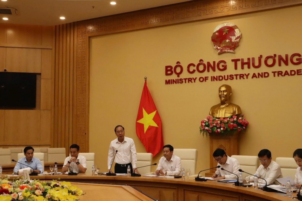 Đồng chí Trần Quang Huy, Vụ trưởng Vụ Tổ chức cán bộ, Phó Chủ tịch Thường trực Hội đồng Thi đua - Khen thưởng Bộ Công Thương phát biểu tại hội nghị