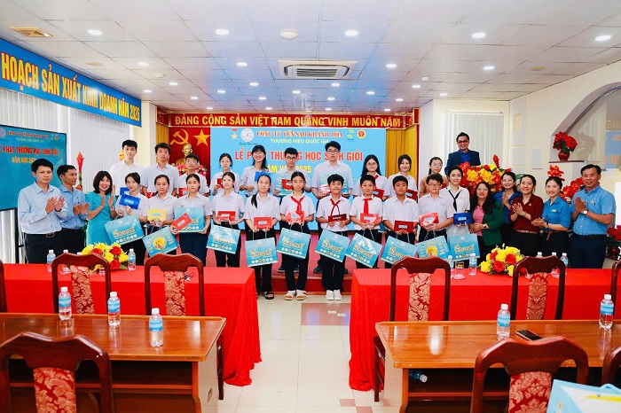 TRAO THƯỞNG CHO HỌC SINH GIỎI 9 NĂM LIỀN