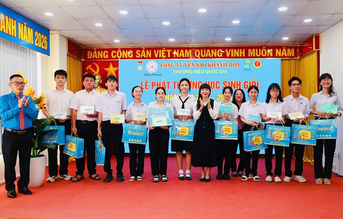 TRAO THƯỞNG CHO HỌC SINH GIỎI CẤP 3