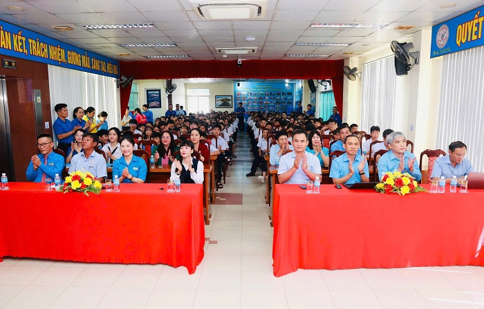 Quang cảnh lễ khen thưởng.