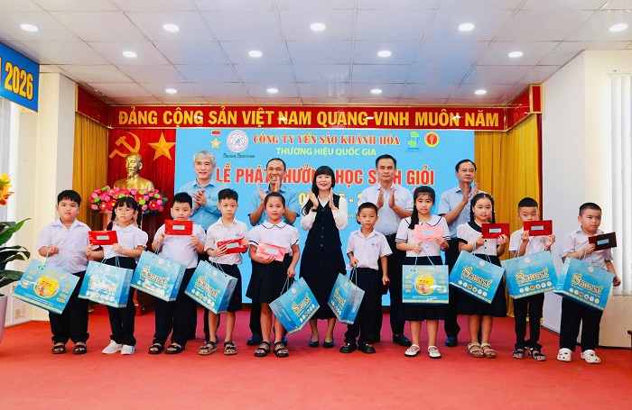 Trao thưởng cho các em học sinh thuộc gia đình chính sách.