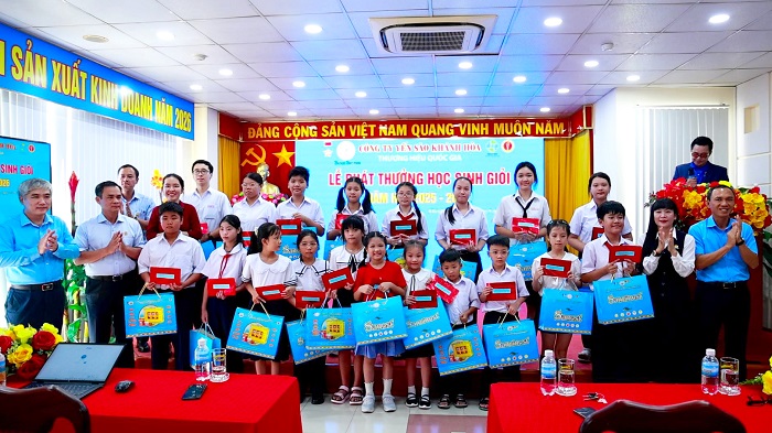 Trao thưởng cho các em học sinh giỏi cấp tỉnh, cấp quốc gia.