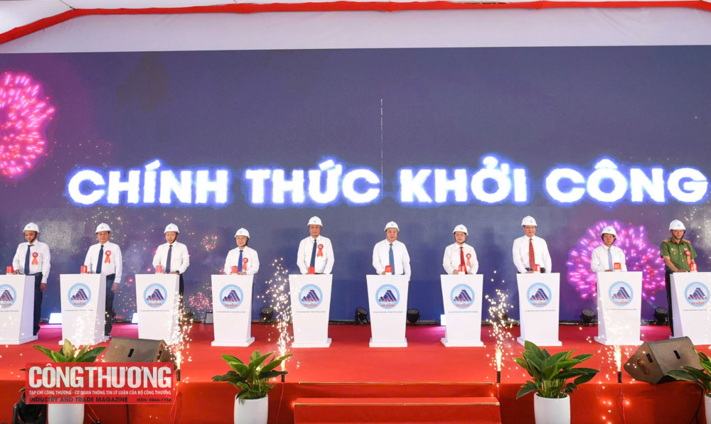Các đại biểu thực hiện nghi thức khởi công cho hai dự án.