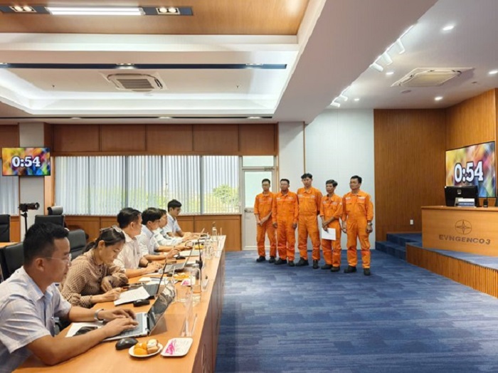 Ca vận hành nghe nhận xét của Ban giám khảo sau phần thi của Ca