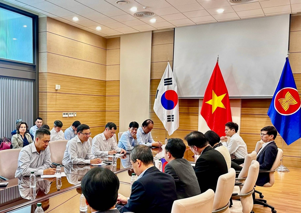 Bộ trưởng Bộ Công Thương Lê Mạnh Hùng đã thăm và làm việc tại Đại sứ quán Việt Nam tại Hàn Quốc.