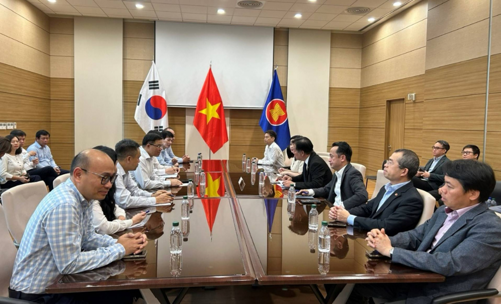 Bộ trưởng Lê Mạnh Hùng mong muốn Đại sứ cùng Đại sứ quán quan tâm, phối hợp với phía Hàn Quốc thúc đẩy quan hệ thương mại Việt Nam - Hàn Quốc từ mở rộng quy mô sang nâng chất lượng và tính cân bằng