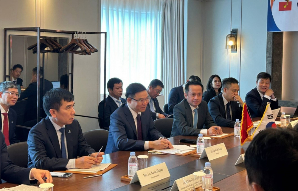 Bộ trưởng đề nghị KEPCO tiếp tục phát huy kinh nghiệm, thế mạnh để nghiên cứu các cơ hội hợp tác phù hợp tại Việt Nam, nhất là trong phát triển và hiện đại hóa lưới điện, công nghệ truyền tải, hệ thống lưu trữ năng lượng, năng lượng sạch, đồng thời tăng cường hợp tác về đào tạo nguồn nhân lực, nghiên cứu - phát triển và chuyển giao công nghệ cũng như những cơ hội hợp tác, đầu tư mới tại Việt Nam thời gian tới