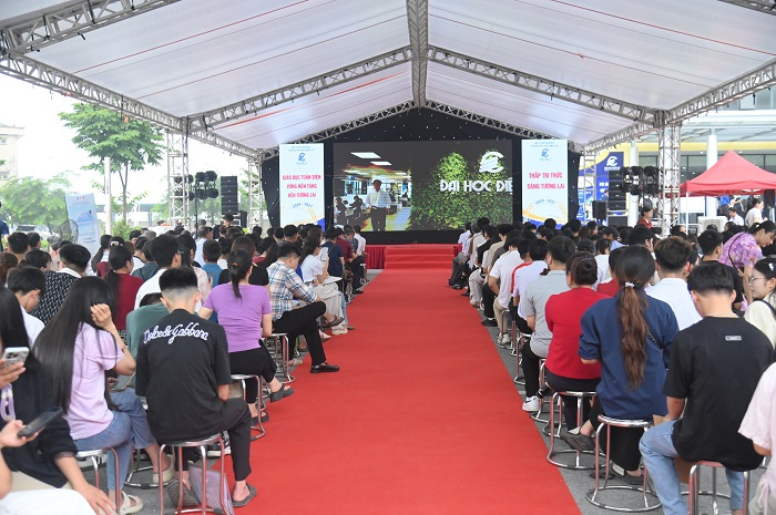 Đông đảo phụ huynh, tân sinh viên trong ngày nhập học.