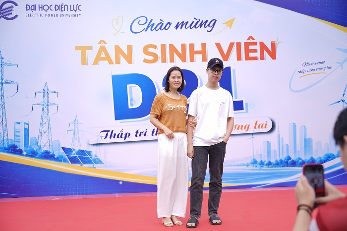 Tân sinh viên cùng phụ huynh hân hoan lưu lại hình ảnh trong ngày làm thủ tục nhập học.