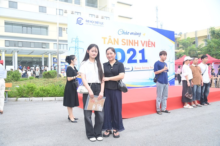 Tân sinh viên cùng phụ huynh hân hoan lưu lại hình ảnh trong ngày làm thủ tục nhập học.