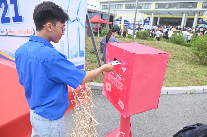 Tân sinh viên thích thú với góc "Thư gửi tương lai" của EPU.