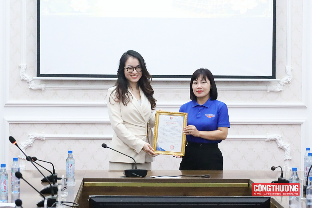 Đoàn Thanh niên Bộ Công Thương trao quà tri ân đấng sinh thành cán bộ Đoàn nhân dịp Vu Lan 2026